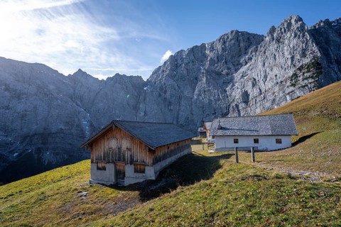 Alpine huts of the Lalidersalm Hochleger, rocky mountain ridge with Grubenkarspitze in the