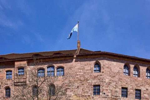 Imperial castle, castle, castle wall, flag, blue sky, cirrostratus clouds, Nuremberg, Middle