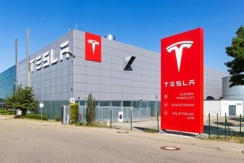 Standstill at the largest Tesla pick-up centre in Europe. Tesla's sales crisis is making itself