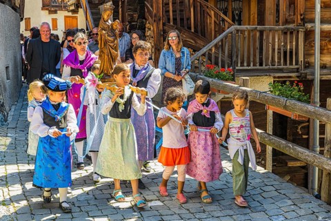 Women and children carrying the statue of the Virgin Mary with the Infant Jesus in the Corpus