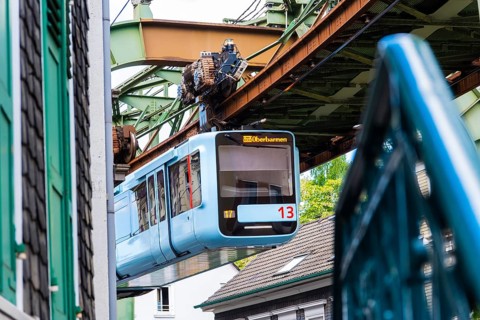 The Wuppertal suspension railway runs through Vohwinkel in front of buildings from the Wilhelminian