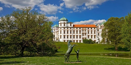 Artwork with the title Hengst Wohlklang in der Freiheitsdressur by Ulrich Conrad in the park of