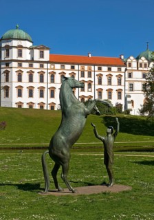 Artwork with the title Hengst Wohlklang in der Freiheitsdressur by Ulrich Conrad in the park of