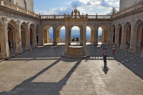 Bramante cloister with cistern, Benedictine Abbey of Montecassino, Monte Cassino, Cassino,