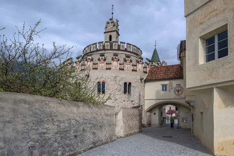 Left: Castel Sant'Angelo, Romanesque around 1200, Castel Saint Angelo, Neustift St Margarethen