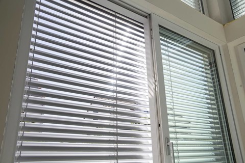 External blind on a large sliding window
