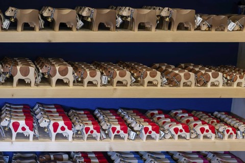 Sales shelf Trauffer toy wooden cows