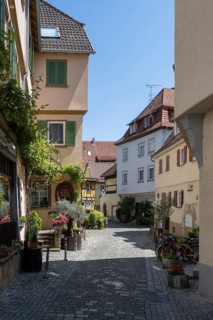 Die Webergasse in der historischen Altstadt von Esslingen mit historischen Fachwerkhäusern,