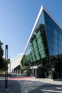 Das Neckarforum, moderne Architektur mit Glasfassade in der Innenstadt von Esslingen am Neckar,