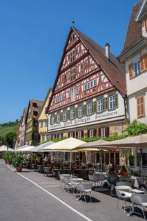 View over the town hall square to the Kielmeyerhaus, historic half-timbered buildings with outdoor