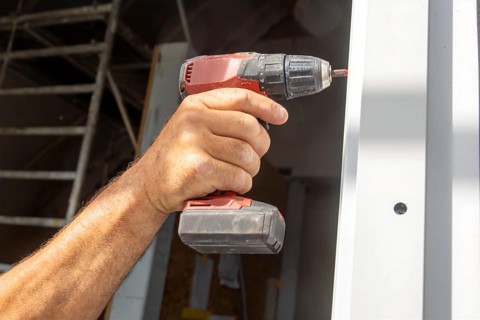 Window installation: Craftsmen install windows