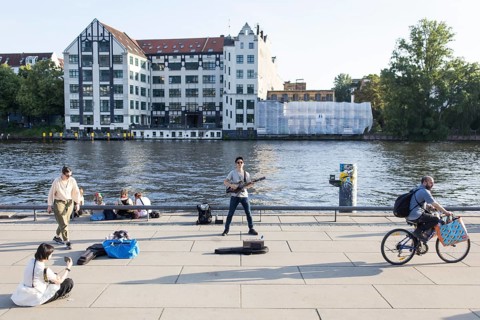 Guitarist at the East Side Gallery in front of the Spree as part of the Fête de la Musique. The