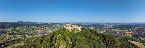 Luftbild, Panorama von der hochmittelalterlichen Burgruine, Höhenburg Hohenneuffen am Albtrauf,