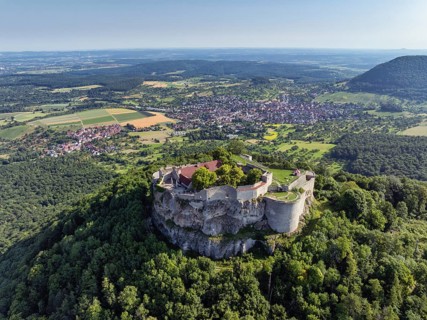 Luftbild von der hochmittelalterlichen Burgruine, Höhenburg Hohenneuffen am Albtrauf mit den