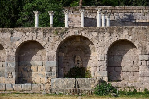 Three walkways with columns above, surrounded by wooded nature, Arcade, Lower Terrace, Pan,