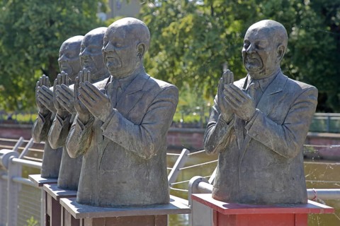 Sculpture The Claque by Guido Messer 1987, modern art, four male figures clapping hands, arms,