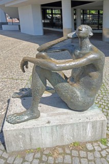 Sculpture Listening man by Fritz Nuss 1963, modern art, bronze sculpture, male figure, listening,