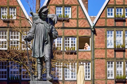 Kiepenkerl monument, bronze sculpture, brick architecture, facade, window, depth of field, blue