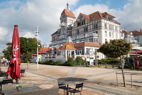 Apartment house, sea view, spa architecture, red parasol, Ostseeallee, Baltic resort, Kühlungsborn,