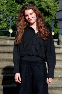 Rosa César Waschke (daughter of Mark Waschke) arriving for Charles Gounod's Roméo et Juliette after