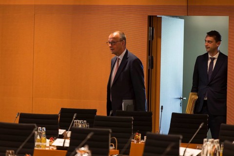 Federal Chancellor Friedrich Merz (l, CDU) arrives for the consultation between Federal Chancellor