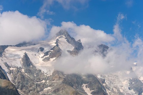 View from Franz Joseph Höhe into the mountains (Großglockner) with Pasterze on a sunny day at