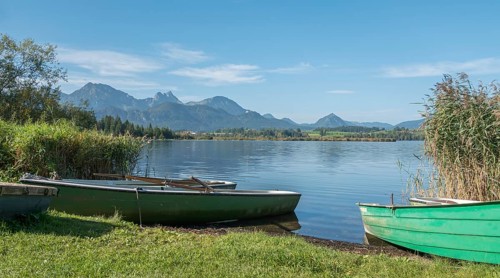 Rowing boats on Lake Hopfensee, Hopfen am See, near Füssen, Allgäu Alps, East Allgäu, Allgäu,
