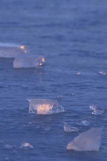 Blue ice... Ice sheets (high water on the Lower Rhine), ice sheets on an ice surface in the early