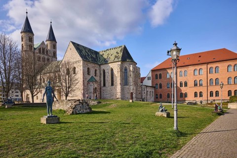 Kloster Unser Lieben Frauen, sculpture park, park, lawn, sculptures, lantern, art museum, bare