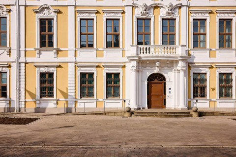 State parliament, historic houses, baroque architectural style, facade, window, entrance area,