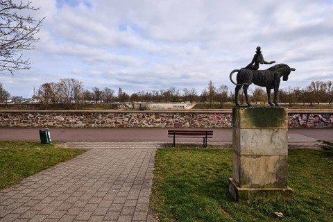 Sculpture Europe, metal sculpture, sculptor Lutz Holland, river Elbe, bare wintry trees, riverside