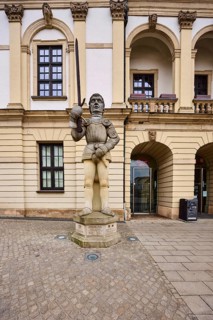 Roland figure, sculptor Martina Seffers, sandstone building, façade, window, door, town hall, old