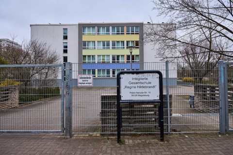 Regine Hildebrandt Integrated Comprehensive School, modern building, metal fence, bare winter