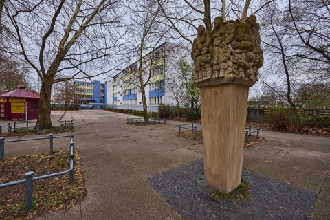Song stele, sculpture, concrete, sculptor Ursula Schneider-Schulz, style socialist realism,