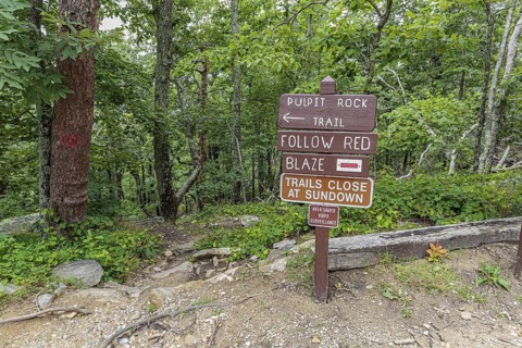 Trailhead sign for Pulpit Rock Trail in Cheaha State Park, Alabama, USA