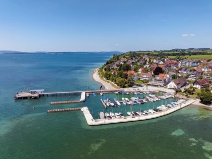 Luftbild von der Bodenseegemeinde Hagnau, Winzerdorf und beliebter Ferienort am Bodensee, mit dem