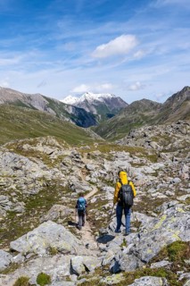 Two mountaineers on a hiking trail, Wiener Höhenweg, Schobergruppe, Hohe Tauern National Park,