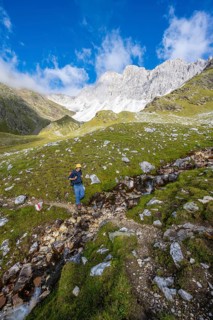 Mountaineers on a hiking trail, behind them rocky mountain peaks of the Moarer Weißen, Seven Lakes