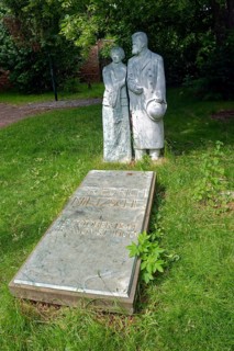 The philosopher Friedrich Nietzsche on his mother's arm at his grave, sculptures Röckener Bacchanal