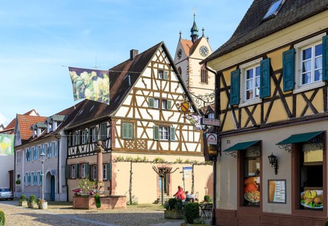 Historic buildings and fountains on Dielenmarktstraße, in the background the tower of St Peter's