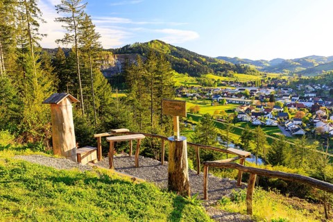 Bollenbacher Bierbänkle picnic area with a view of Steinach im Kinzigtal, Black Forest,