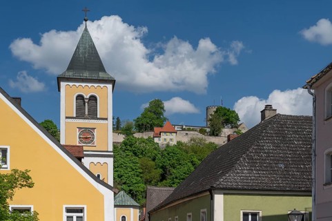 Church of St Vitus and historic Lengenfeld Castle behind, Burglengenfeld, Upper Palatinate,