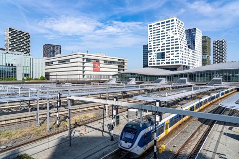 Utrecht Centraal railway station, tracks and concourse, trains of Nederlandse Spoorwegen N.V. state
