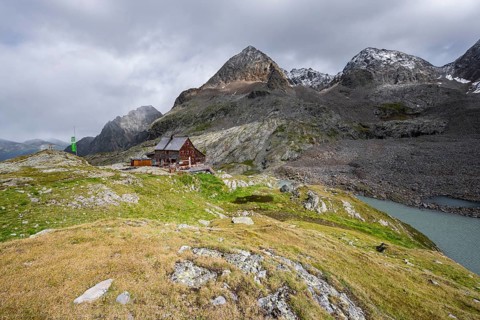 Mountain hut Adolf-Nossberger-Hütte, mountain landscape with rocky mountain peaks, at the back