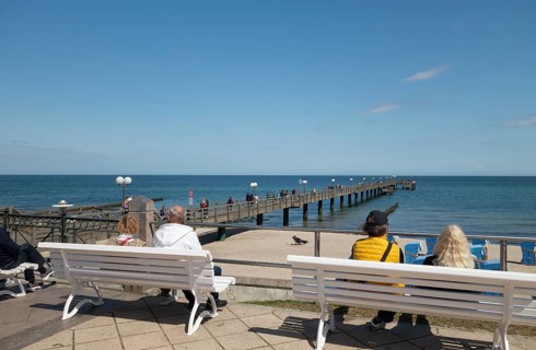 White benches, pier forecourt, pier, Kühlunsborn Ost, Baltic Sea, Baltic Sea resort, Kühlungsborn,