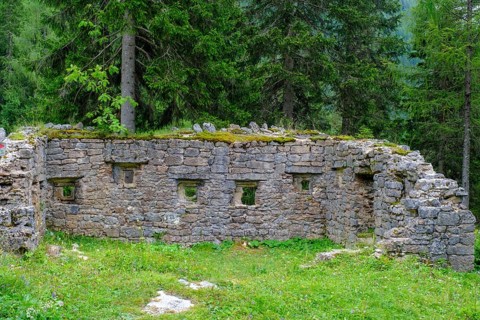 Remains of old defence walls, First World War, on the way to Rifugio Ra Stua, Ra Stua Alm, Valon