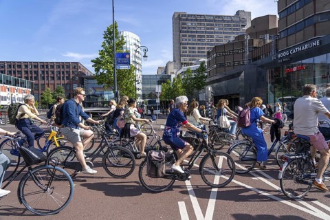 Central cycle path on the Lange Viestraat, lanes for pedestrians, cyclists and local traffic are
