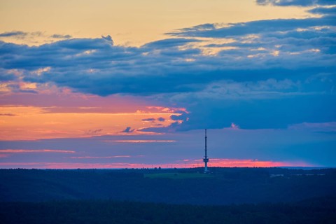 Atmospheric sunrise, transmission mast, Reisenbach transmitter, seen from the Katzenbuckel,