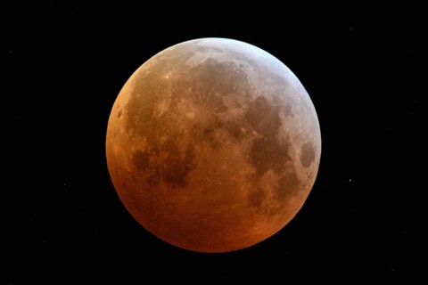Blood moon (lunar eclipse), orange moon on 21 January 2019, 04:10 a.m., entry of the supermoon into