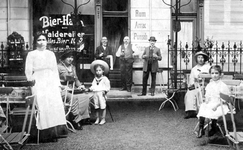 Excursion pub, beer garden ca. 1911, people in old-fashioned clothes in front of a beer house,